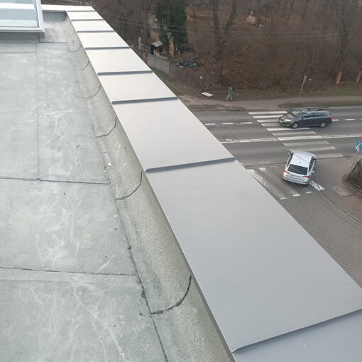 opierzenie attyki na rąbek stojący